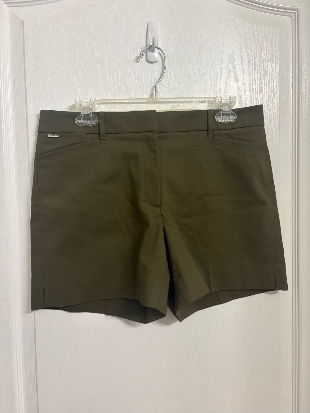 White House Black Market Olive Night Flat Front Chino Shorts Size 8 NWT